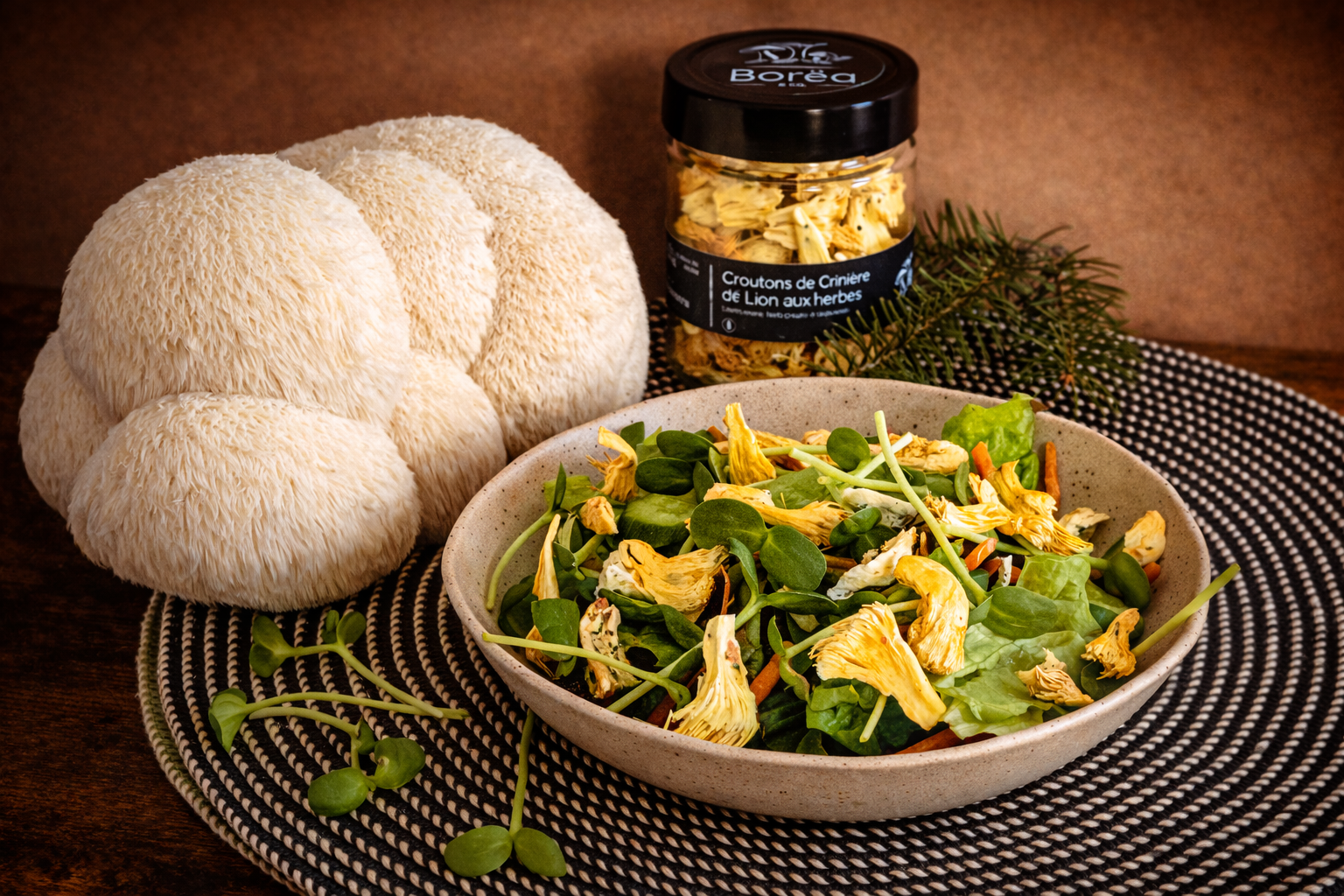 Salade verte garnie de croûtons de crinière de lion aux herbes