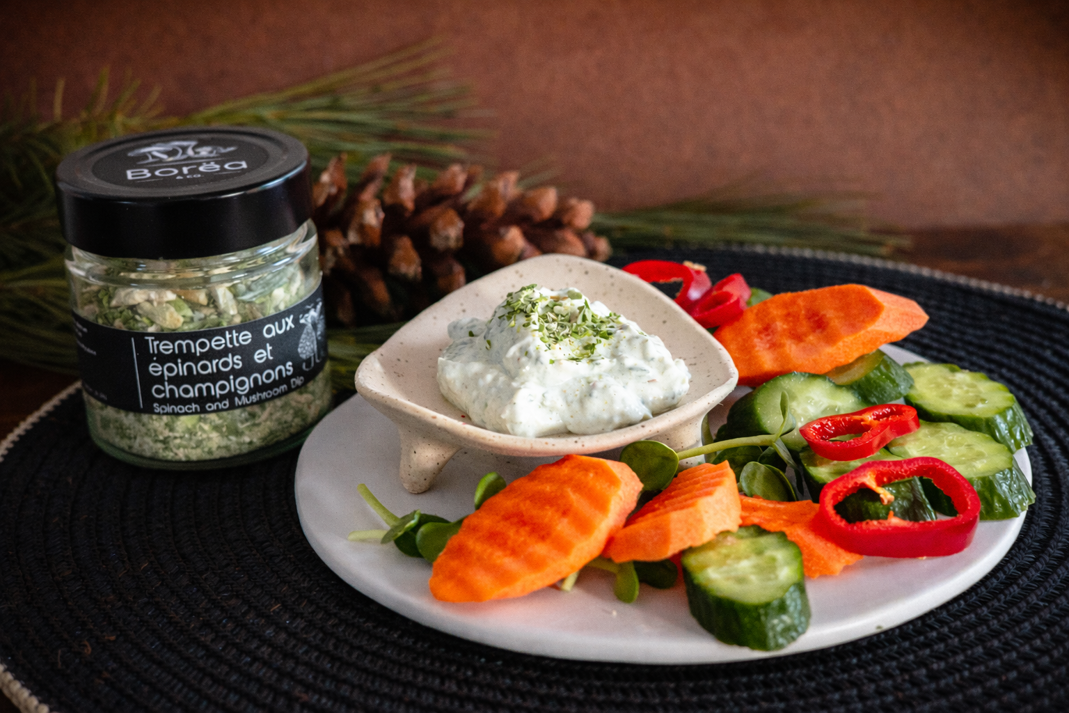 Salade verte garnie de croûtons de crinière de lion aux herbes